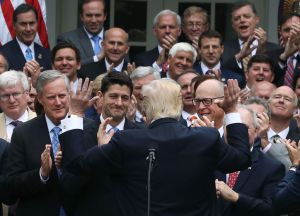 Donald Trump celebra con legisladores republicanos en la Casa Blanca