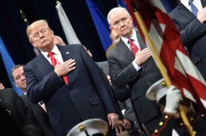 Donald Trump y Jeff Sessions juramentan frente a bandera