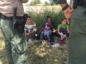 Niños migrantes separados en frontera por Patrulla Fronteriza