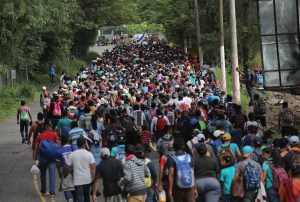 Caravana de migrantes se trasladan a EE.UU. desde Guatemala