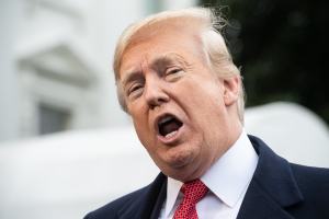 Donald Trump habla con reporteros en el jardín de la Casa Blanca